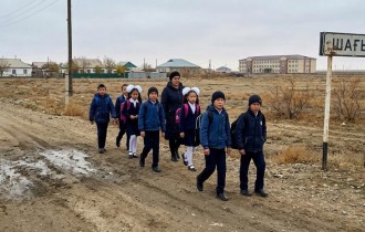Шаңға көмілген болашақ: Атыраудағы Шағын ауылында су жаңа мектеп салынды, ал оған барар жол қайда?