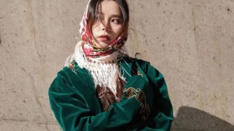 Қырғызстандық модель Сеулдегі көрсетілімге атасы мен әжесінің киімдерін киіп шықты