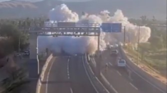 Газ тиеген жүк көлігі апатқа ұшырап, қала ортасында үлкен жарылыс болды