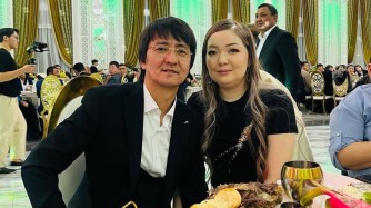 "16 жасымнан бері қол ұстасып келеміз": Әнші Еркін Нұржановтың әйелі жазба жариялады (ВИДЕО)