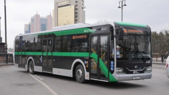 Астанада автобус аялдамаға соғылды: видео