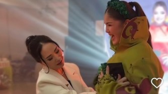 “Не мынау бергені?”: Қарақаттың Мөлдірдің қызына берген сыйлығы сынға қалды (ВИДЕО)