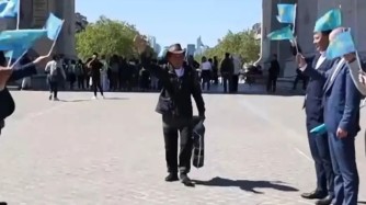 Ұлытаулық ақсақал Парижге дейін үш мың шақырымға жуық жолды жаяу жүріп өтті