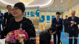 "Аға, сізге беруге бола ма?" – Мақпал Жүнісова президент Тоқаевқа ерекше сый жасады (ВИДЕО)