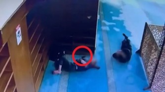 Астанада мешітте намаздан кейін ұйықтап қалған адамның телефонын әлдекім ұрлап кетті (ВИДЕО)