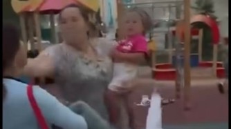 “Екі ортада жұдырық балаға тиді”: Астанада балалар алаңында әткеншекке таласқан әйелдер төбелесіп қалды (ВИДЕО)