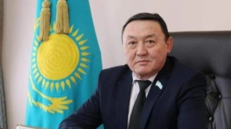 Қарағандыда мәслихат депутаты жиналыста темекі тартқан (видео)