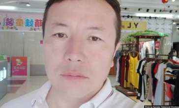 «Восемь месяцев нет вестей». Родственники казахского поэта в Синьцзяне не знают, что с ним