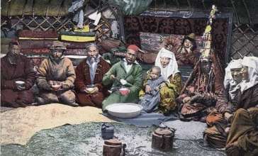 «Жеті апаны да білуі керек»: Танымал автор шежіреге әйелдердің де есімін жазуды ұсынды