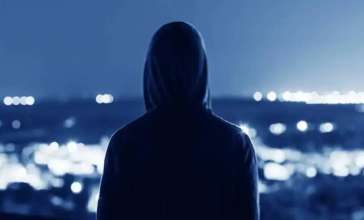 Алматыда ер адам 13 жастағы қыз балаға өзімен бірге еріп жүру үшін 300 мың теңге ұсынған (ВИДЕО)