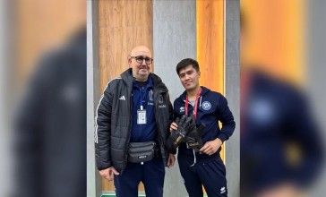 «Уәдесінде тұрды»: Тибо Куртуа өзі келмесе де, Астанадағы жанкүйеріне қолғабын беріп жіберген