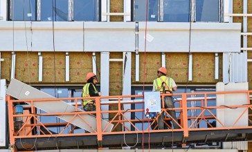 Астанада үш құрылысшы биіктен құлап кетті: Полиция тергеу бастады