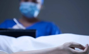 Елге танымал заңгер шаш ектіремін деп көз жұмды (ФОТО)