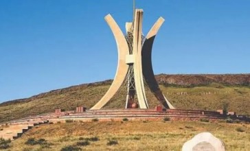 Ұлытау облысында далада дәрет сындырып отырған ер адамның фотосы өңірді танымал еткен