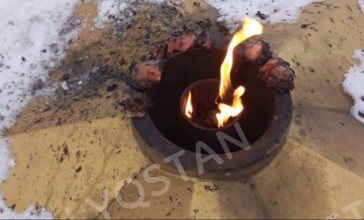 «Бұл не масқара?!»: Риддерде Мәңгілік алау ескерткішіне тауық қуырған