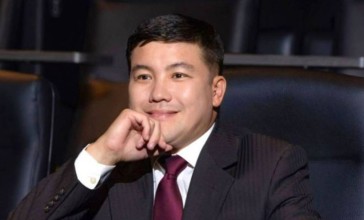 "Батасын беріп, ақылын айтты": Тұрсынбек Қабатов танымал топқа өз әнін сыйға тартты (ВИДЕО)