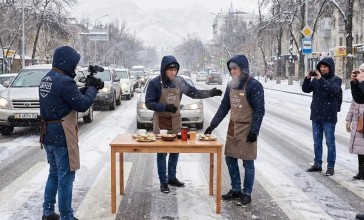 Алматыда жолдың қақ ортасына үстел жайып, жарнама түсіргендер соттан бір-ақ шықты