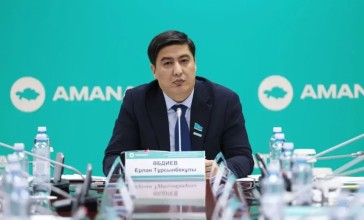 «Қылмыстық жазаға тарту керек»: депутат ерекше балалардың арын таптаған блогерлерге шүйлікті