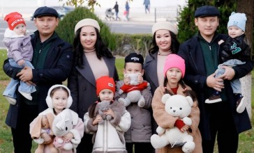 "10 жыл бірге": Егіздерден құралған отбасы көпшілікті тәнті етті (ФОТО)