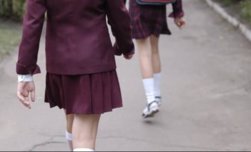 “Қысқа юбка, макияж”: діни блогер мектеп оқушыларына шүйлікті