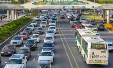 Елордада жұмыс кестесінің өзгеруі көлік кептелісін азайтты ма – Жеңіс Қасымбек жауабы