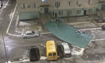 Атырауда дауылдан емхананың төбесі ұшып, көліктер зақымданды