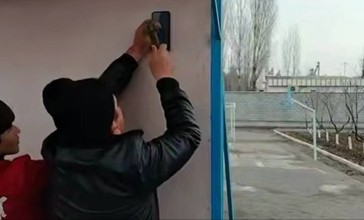 Мектеп директоры сабақ үстінде оқушының телефонын тартып алып, балғамен шағып тастаған (ВИДЕО)