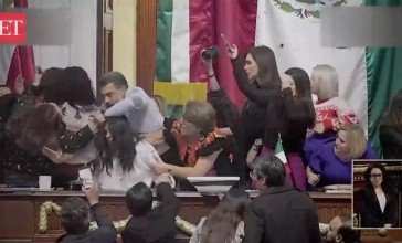 «Депуттаттар бір-бірінің шашын жұлды»: Парламентте төбелес болды