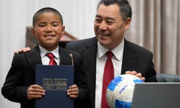 Қырғыз Президенті қалың қарды омбылап сабаққа барған оқушыға өз телефонын сыйлады
