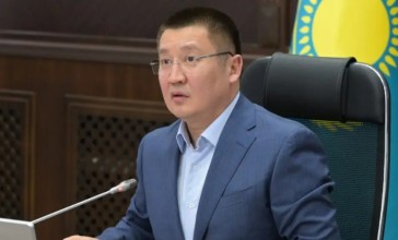 «Отырсаң опақ, тұрсаң сопақ»: Байханов Threads желісін жүргізу себебін түсіндірді