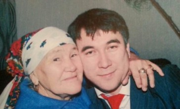 "Сіз барда дүние де түгел, көңіліміз тоқ еді..." – Есен Елеукен жүректерді тебіренткен жазбасын жариялады (ФОТО)