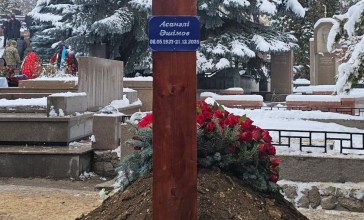 "Жатқан жеріңіз жайлы болсын": Димаштың ата-анасы Асанәлі Әшімов рухына тағзым етті (ФОТО)