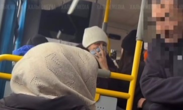 “Анасы жоқ па?”: Қарт кісіні автобустан түсіріп жібермек болған жүргізуші елдің ашуына тиді (ВИДЕО)
