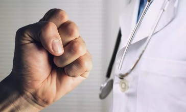 Дәрігерлерге шабуыл жасағандар 12 жылға дейін сотталады: Қазақстанда жаңа заң қабылданды