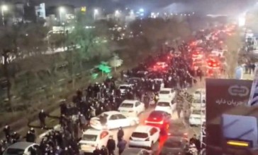 Тегеран түнде дүр сілкінді: байланыс бұғатталып, көшеге он мыңдаған адам шықты