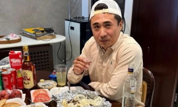 “Бәрі жақсы”: Қаржы мониторингі іздеу салған блогер шетелде ішімдік ішіп отырған фотосын жариялады