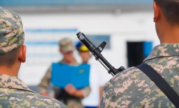 «Үш саусақ шабылған»: Әскери борышын өтеуге барған сарбаз ауыр жарақат алды