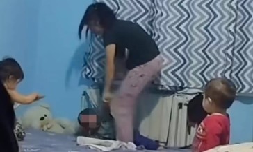 "Басынан тепкілеген". Жаркентте әйел адам баласын батареяға байлап сабаған