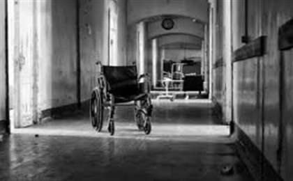 Дәрігерлер сау аяғын кесіп тастаған зейнеткер қайтыс болды