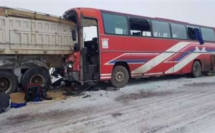 Қарағанды облысында жүк көлігі автобуспен соқтығысты