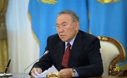 首任总统接见总检察长努尔达吾列托夫