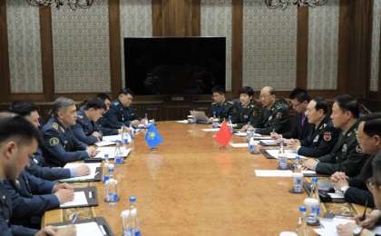 国防部长叶尔梅克巴耶夫会见中国防长魏凤和