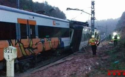 Пойыз рельстен шығып кетті, зардап шеккендер бар