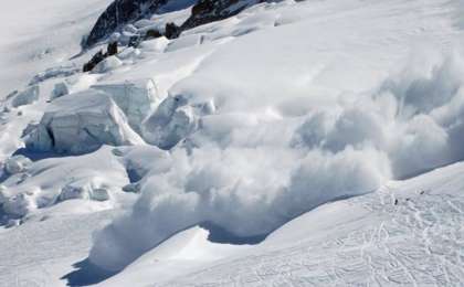 紧急情况部门在阿拉木图山区进行人造雪崩