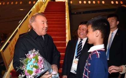 首任总统-民族领袖纳扎尔巴耶夫抵达北京