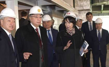 总统视察塞梅市"阿拜竞技场"文化体育综合体工程