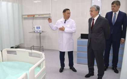 托卡耶夫总统视察塞梅市急救中心