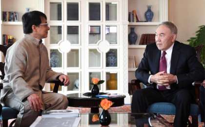 首任总统纳扎尔巴耶夫与中国著名演员成龙会面