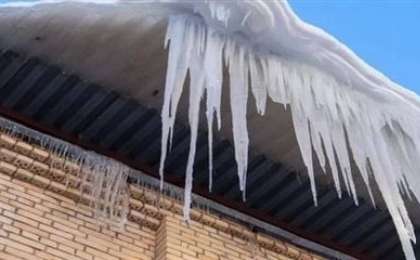 Алматыда әйелдің басына мұз құлап қаза тапты