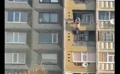 Қостанай облысында күйеуімен ұрысып қалған әйел балконға ілініп қалды